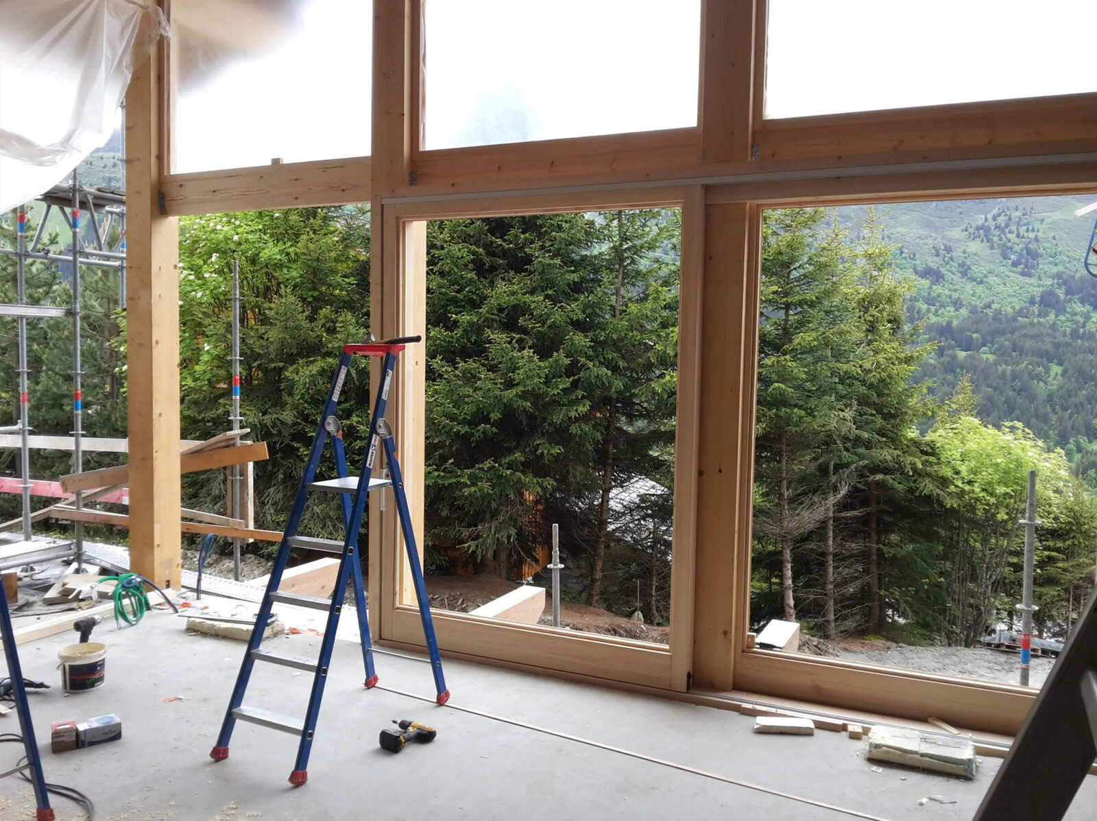 Pose de menuiseries bois sur un chantier d'agencement en montagne