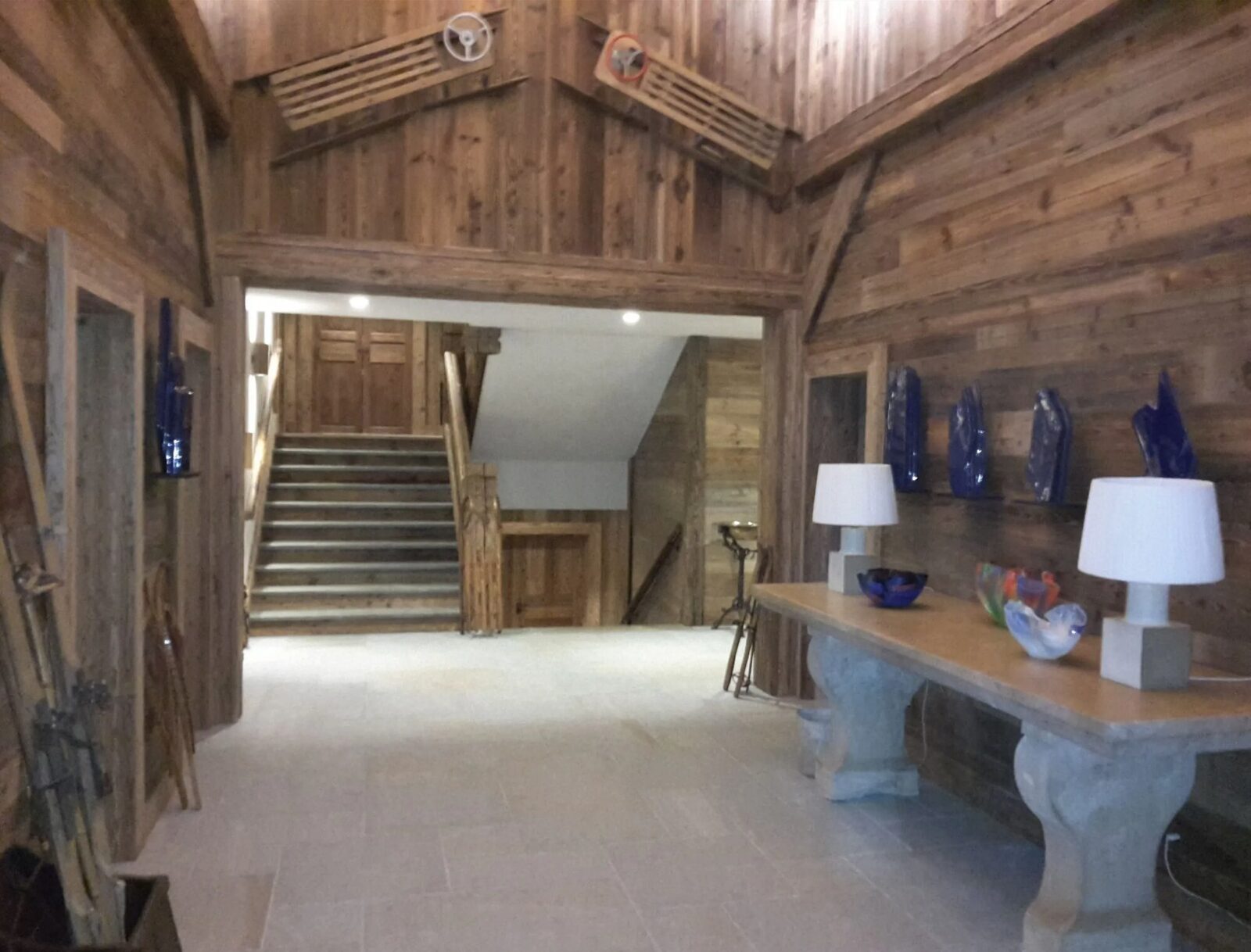 Hall d'un chalet en agencement vieux bois terminé
