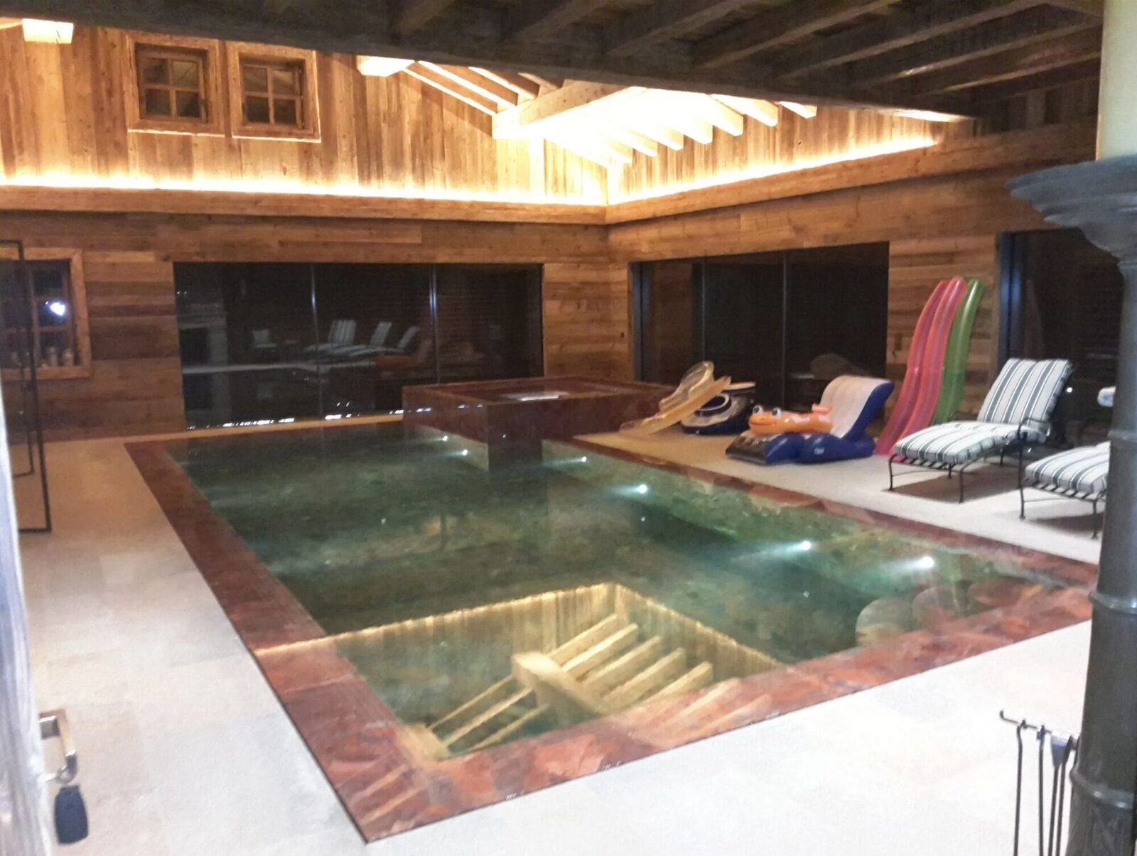 Piscine intérieure d'un chalet de luxe